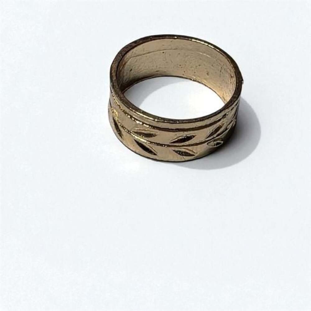 Gold Tone Leaf Pattern Ring